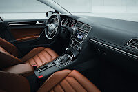 2013-Volkswagen-Golf-7-Interior-2.jpg