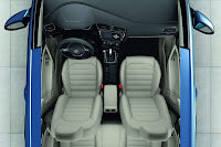2013-Volkswagen-Golf-7-Interior-8.jpg