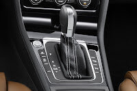 2013-Volkswagen-Golf-7-Interior-12.jpg