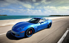 blue_corvette_driving_by_the_sea_1280x800.jpg
